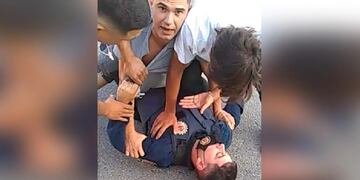 El ataque al policía en Sampacho, Córdoba, quedó registrado en video - Captura