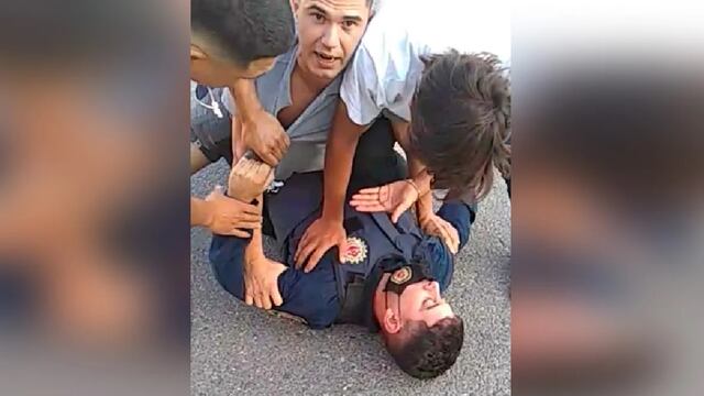 El ataque al policía en Sampacho, Córdoba, quedó registrado en video - Captura