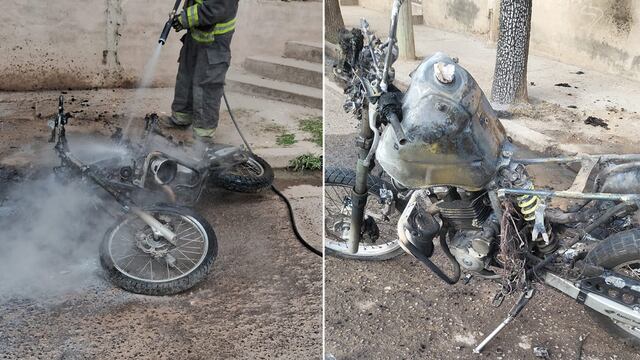 Así quedó la moto incendiada por un vecino en barrio Villa La Lonja en medio de un procedimiento (Policía).