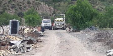 Los camiones que fueron encontrados in fraganti tirando escombros en el piedemonte de la Ciudad de Mendoza. Gentileza MCM