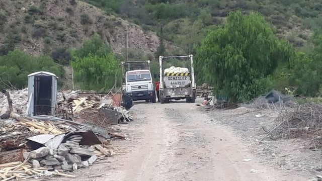 Los camiones que fueron encontrados in fraganti tirando escombros en el piedemonte de la Ciudad de Mendoza. Gentileza MCM