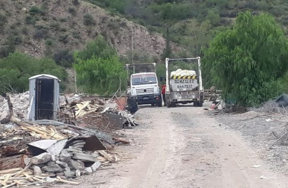 Sorprenden a tres vehículos descargando residuos en el piedemonte