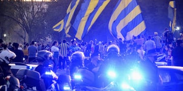 Simpatizantes de la Academia hicieron un banderazo durante la tarde. (Clarín)