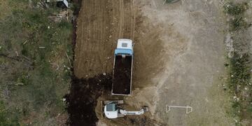 Trabajo de suelo para la construcción del primer playón deportivo en Andorra que forma parte del plan de obras de la Municipalidad de Ushuaia.