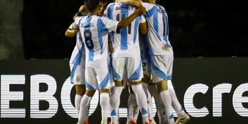 VALENCIA (VENEZUELA), 26/01/2025.- Jugadores de Argentina celebran un gol este domingo, durante a un partido del grupo B del Campeonato Sudamericano sub-20 entre las selecciones de Colombia y Argentina en el estadio Polideportivo Misael Delgado en Valencia (Venezuela). EFE/ Juan Carlos Hernández
