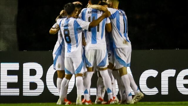 VALENCIA (VENEZUELA), 26/01/2025.- Jugadores de Argentina celebran un gol este domingo, durante a un partido del grupo B del Campeonato Sudamericano sub-20 entre las selecciones de Colombia y Argentina en el estadio Polideportivo Misael Delgado en Valencia (Venezuela). EFE/ Juan Carlos Hernández