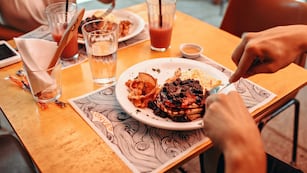 Qué significa que una persona coma siempre rápido, según la psicología