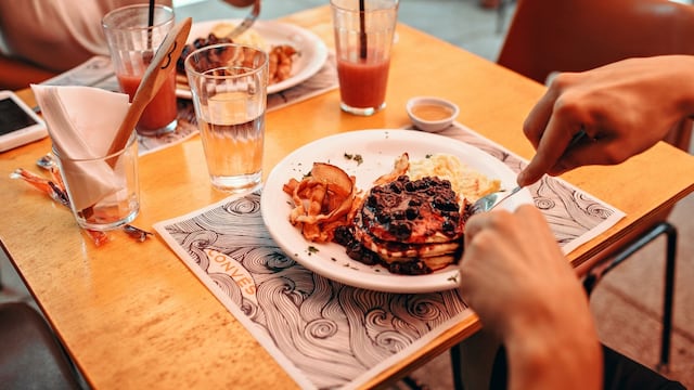 Qué significa que una persona coma siempre rápido, según la psicología