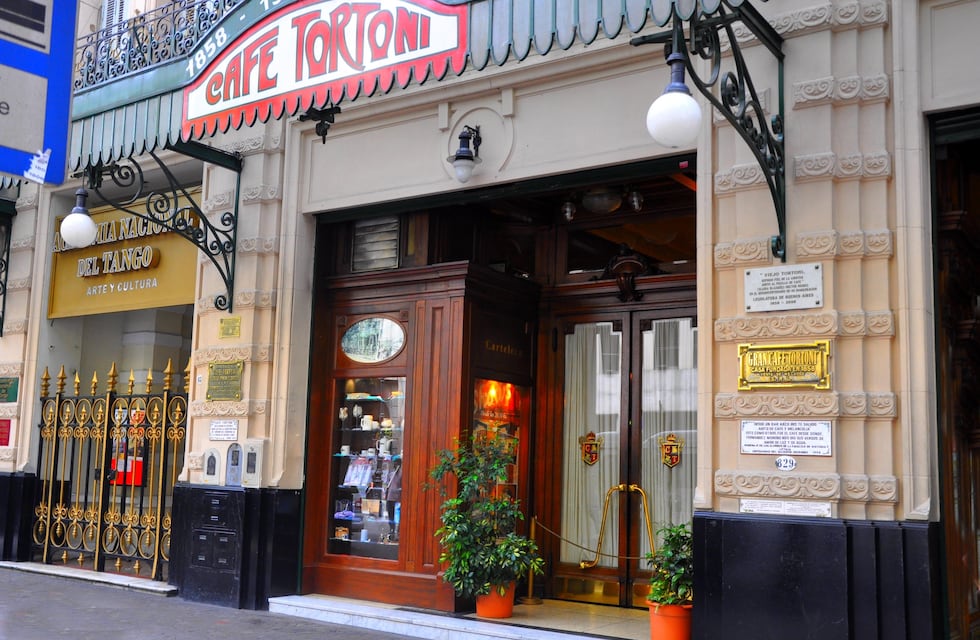Robaron la placa insignia del Tortoni que estaba en la fachada desde su fundación en 1858