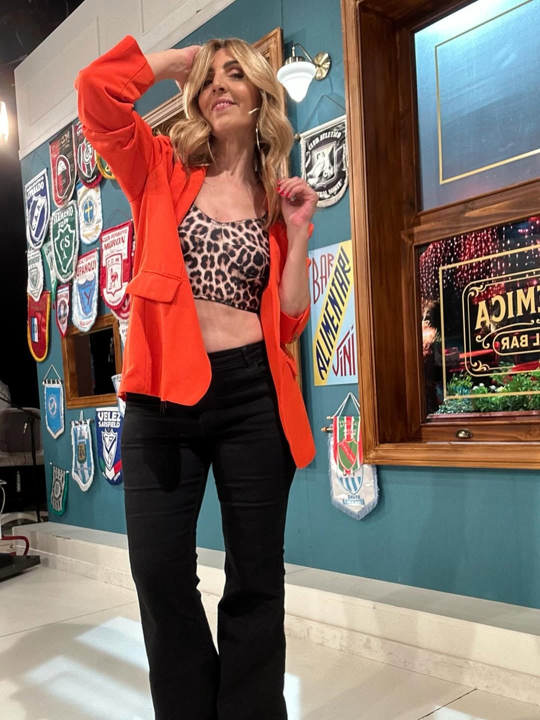 El destape de Karina Iavicoli: la periodista marcó tendencia con un top animal print y saco rojo