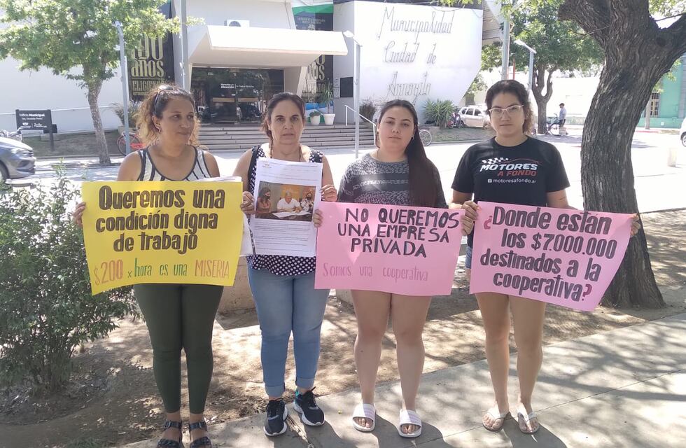 Trabajadoras costureras de la Cooperativa de Trabajo CISTA manifestaron frente al Municipio de Arroyito y fueron recibidas por un funcionario