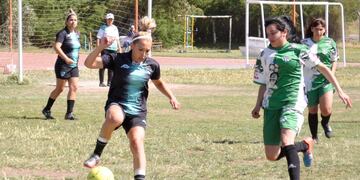 Venus y Ramonas definirán el campeón de fútbol femenino.