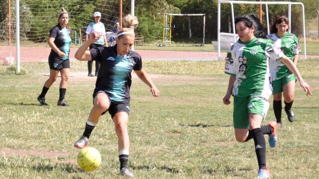 Venus y Ramonas definirán el campeón de fútbol femenino.