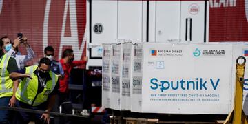 En total, Argentina trasladó al territorio nacional 3.374.000 dosis de vacunas desde Rusia y China en vuelos de su aerolínea de bandera. Foto: Gentileza / Clarín