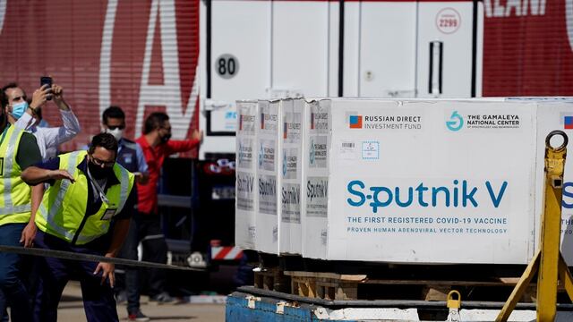 En total, Argentina trasladó al territorio nacional 3.374.000 dosis de vacunas desde Rusia y China en vuelos de su aerolínea de bandera. Foto: Gentileza / Clarín