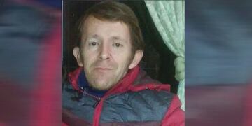 Al momento de ausentarse vestía short de fútbol color negro con rayas blancas, musculosa de color gris y campera inflable bordo con detalles en azul.