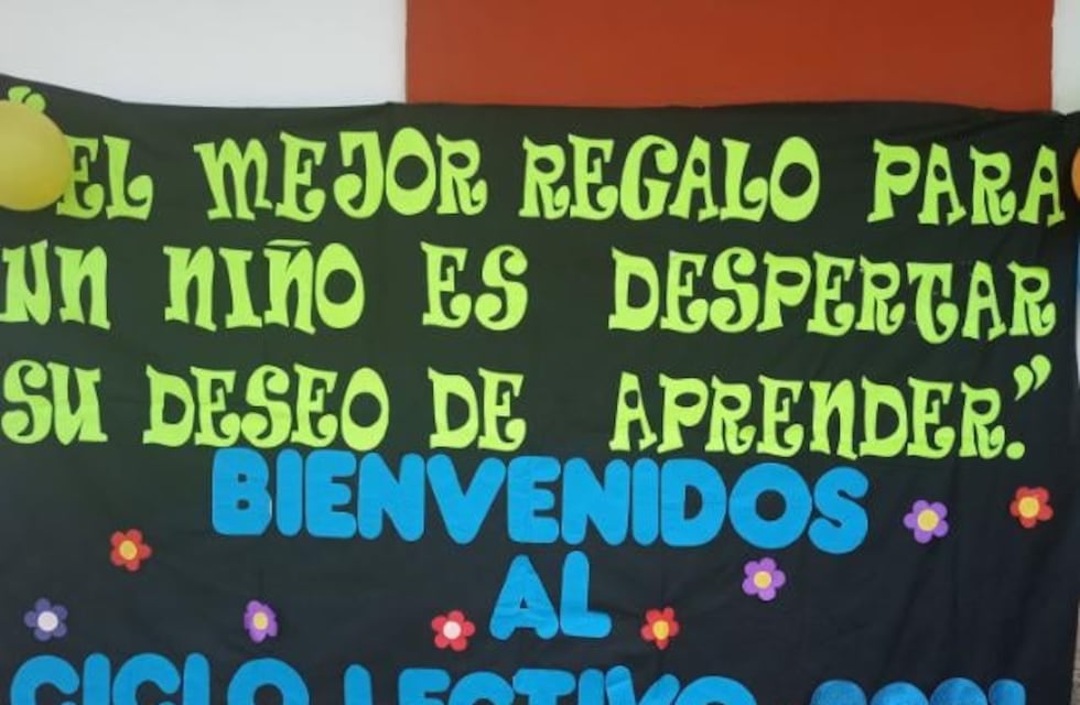Para cumplir con el distanciamiento, alumnos de Feliciano deben utilizar las sillas como pupitres