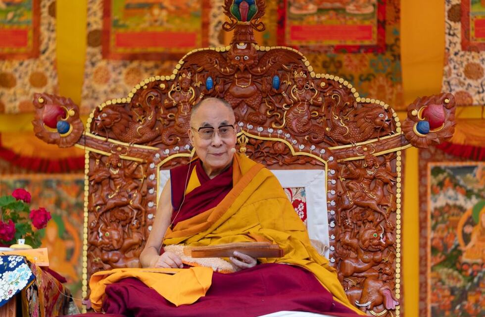 Tras el escándalo por pedirle a un menor que le besara la lengua, Dalai Lama se disculpó