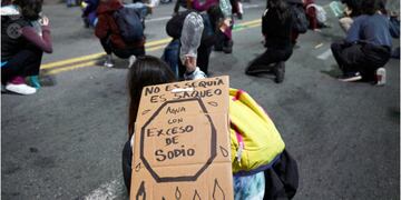 Los uruguayos salieron a las calles ante la falta de agua potable. Foto: Télam.