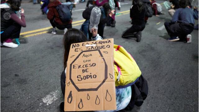 Los uruguayos salieron a las calles ante la falta de agua potable. Foto: Télam.