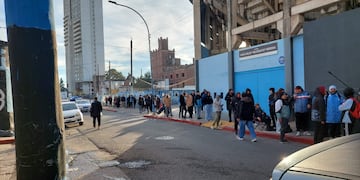 Los hinchas de Belgrano, desde bien temprano, esperando por sus entradas (Foto: Gentileza).