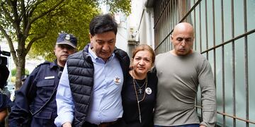 02-01 Los padres de Leandro Baez Sosa , junto a su abogado Fernando Burlando , llegan a los tribunales de Dolores para la primera audiencia del juicio por el asesinato del joven en manos de un grupo de rugbiers. foto: CLARÍN