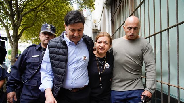 02-01 Los padres de Leandro Baez Sosa , junto a su abogado Fernando Burlando , llegan a los tribunales de Dolores para la primera audiencia del juicio por el asesinato del joven en manos de un grupo de rugbiers. foto: CLARÍN