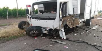 El furgón que chocó de frente con el Citroën quedó con su tren delantero destruido.