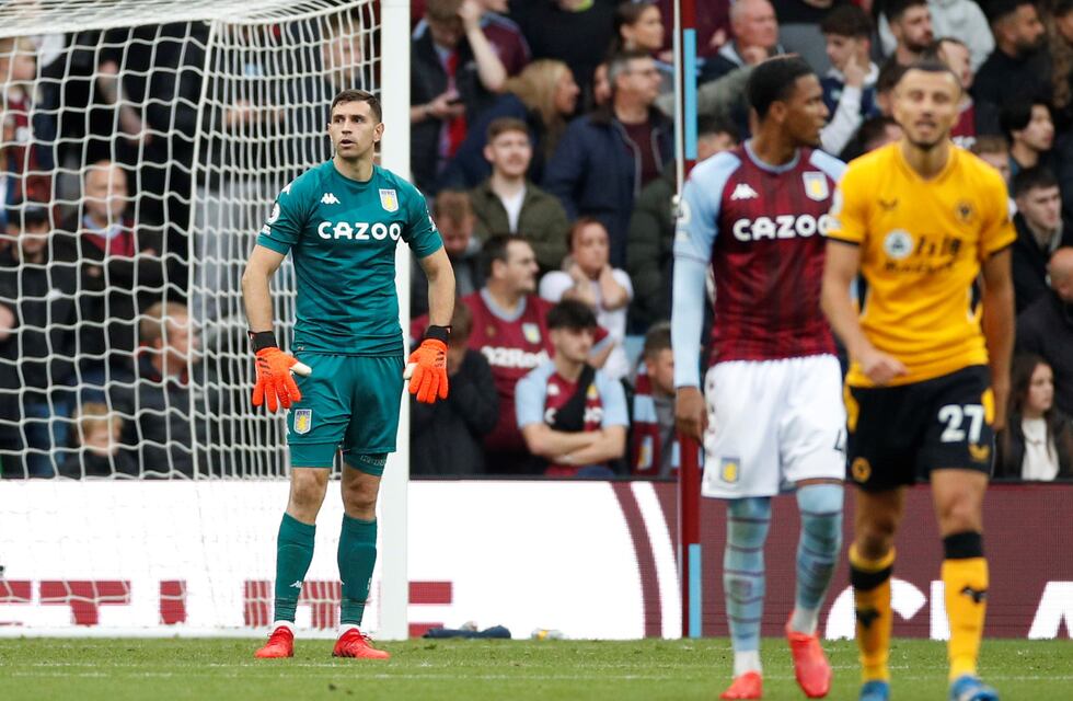 Dibu Martínez recibió tres goles en 15 minutos luego de tres vallas invictas con Argentina