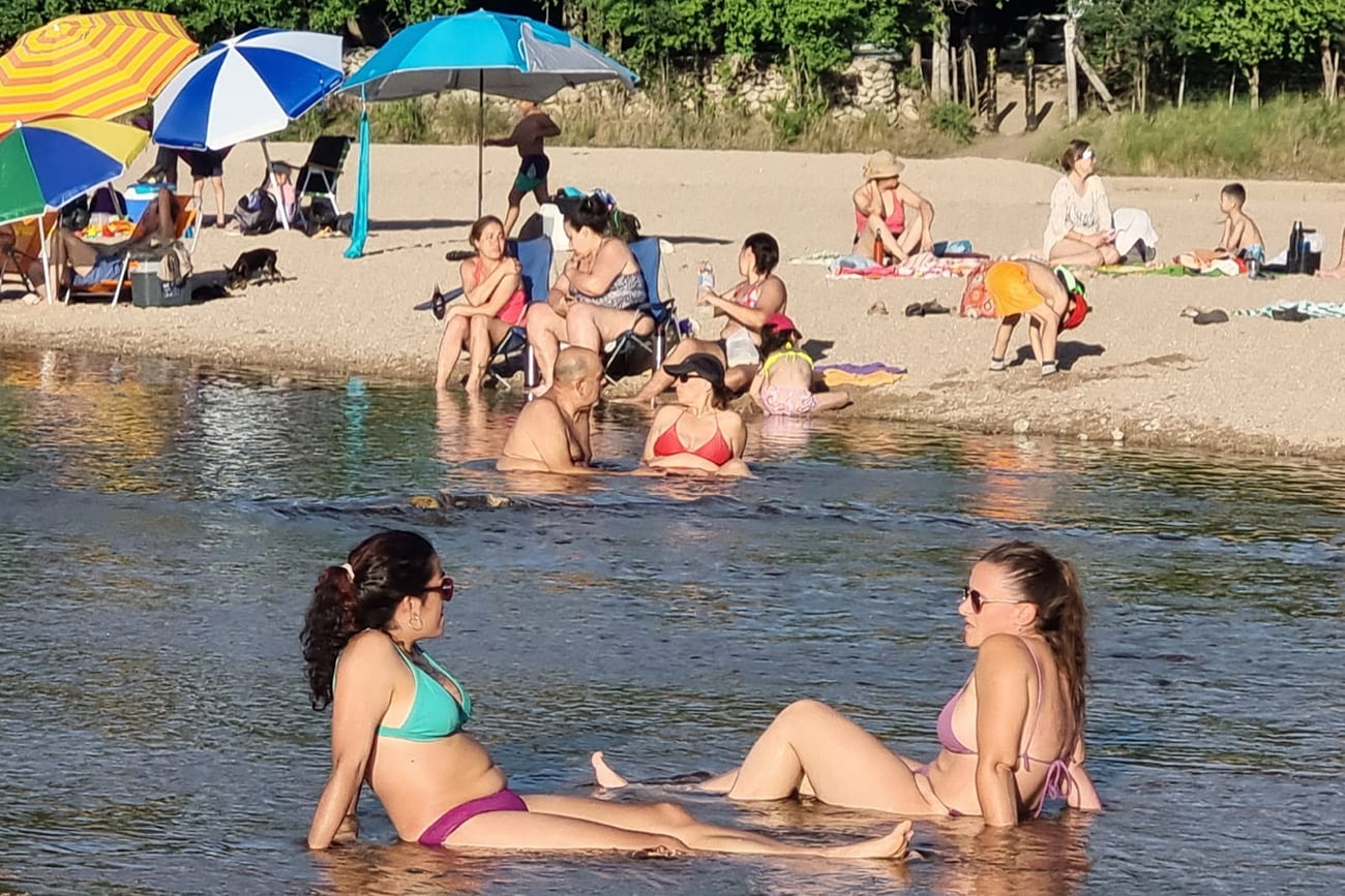 Turismo. Balnearios de Nono y centro de Mina Clavero en este fin de semana largo. (La Voz)