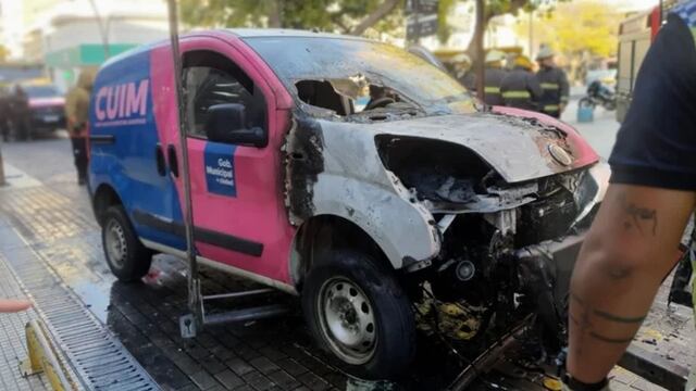El móvil del cuerpo de inspectores de la Municipalidad de San Luis resultó parcialmente dañado por el fuego. Gentileza El Diario