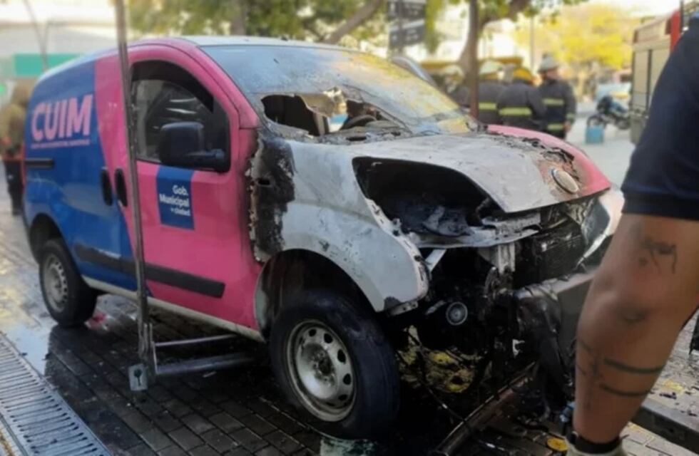 Se incendio en pleno centro puntano una camioneta municipal