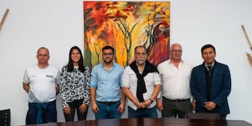 El ministro de Gobierno y Justicia, Normando Álvarez García, y el secretario de Desarrollo Humano sampedreño, Ariel Bravo (ambos al centro), encabezaron la presentación oficial del Congreso Regional de Jóvenes "Hacia un Futuro Inteligente".