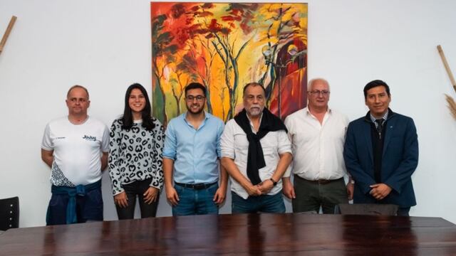 El ministro de Gobierno y Justicia, Normando Álvarez García, y el secretario de Desarrollo Humano sampedreño, Ariel Bravo (ambos al centro), encabezaron la presentación oficial del Congreso Regional de Jóvenes "Hacia un Futuro Inteligente".