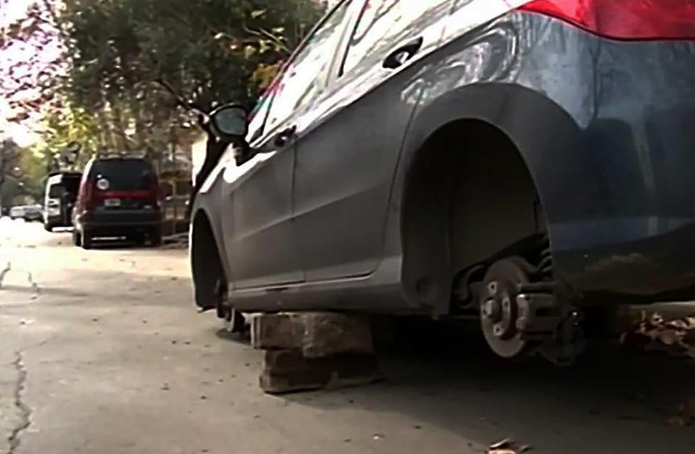 Desgracia en Córdoba: murió aplastado por su auto mientras lo reparaba