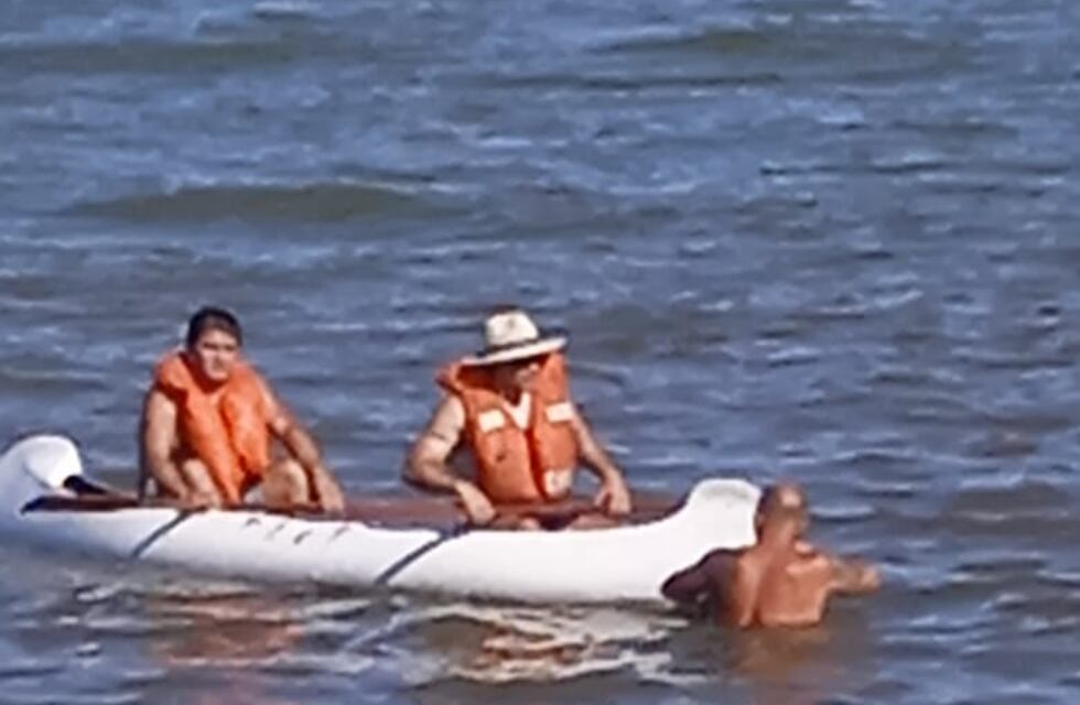 Guardavidas rescataron a dos palistas del río Uruguay
