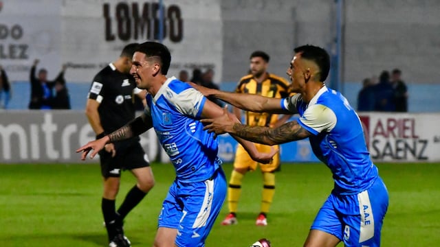 Estudiantes de Río Cuarto festejó domingo y lunes.Es puntero de la Primera Nacional (Tomy Fragueiro / La Voz)