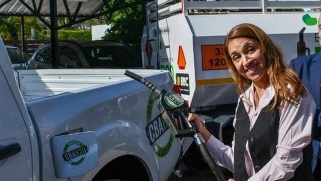 La ministra de Ambiente, Victoria Flores, inaugura el uso de biocombustibles (Gobierno de Córdoba).