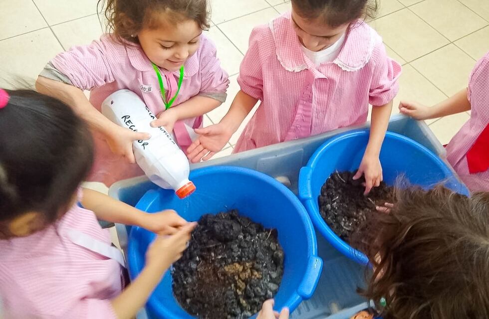 Jardines de Ushuaia realizan actividades de educación ambiental y huerta escolar