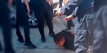 Delincuente reducido por vecinos.