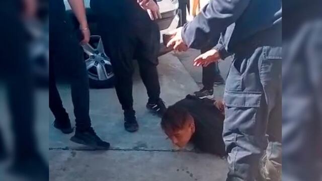 Delincuente reducido por vecinos.