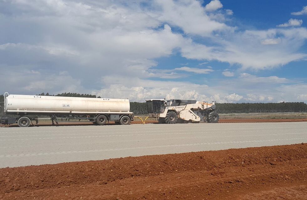 Comenzaron las obras para el asfaltado de la nueva pista del Aeropuerto Comodoro Pierrestegui