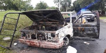 Vecinos incendiaron la camioneta en la que se desplazaba el asesino