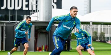 Di María y Paredes se prendieron en un divertido juego que propuso la Juventus. Foto: La Voz.