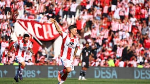 Gastón Lodico festejando uno de sus dos goles ante Riestra. (Prensa Instituto)