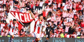 Gastón Lodico festejando uno de sus dos goles ante Riestra. (Prensa Instituto)