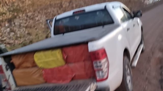 Tras la persecución, los gendarmes hallaron en el vehículo más de veinte bultos que contenían 614 kilos de hojas de coca.