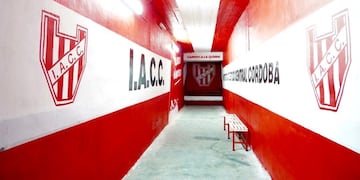 El túnel de salida del Monumental fueron pintados completamente.