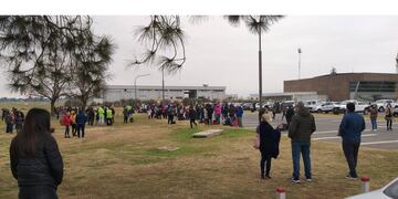 Quienes estaban dentro de la estación de Fisherton tuvieron que salir al estacionamiento. (@_dr_graham)