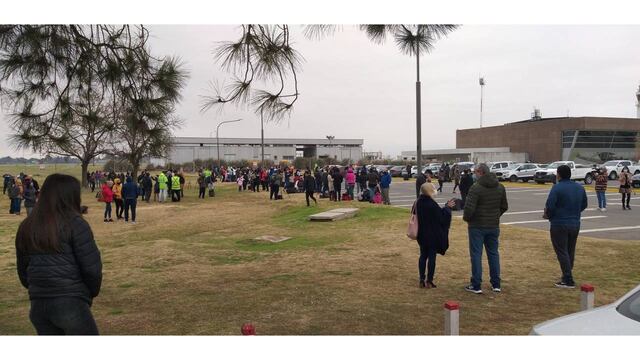 Quienes estaban dentro de la estación de Fisherton tuvieron que salir al estacionamiento. (@_dr_graham)